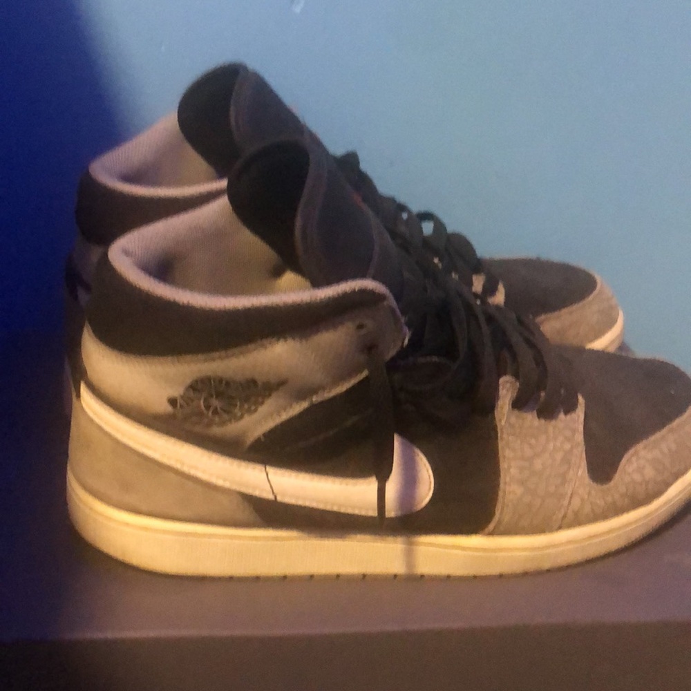 I’m selling a size 12 Jordan shoes for men if interested - Picture 2 of 5